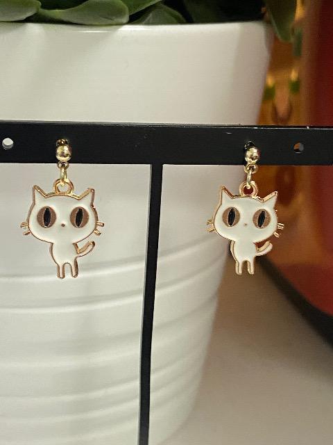 ハンドメイド ねこのチャームのポストピアス 白 < 女性ファッション ハンドメイド ねこのチャームのポストピアス 白 < 女性ファッションの