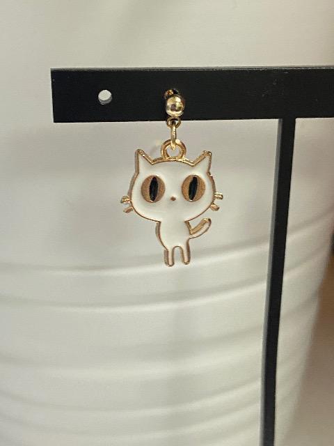 ハンドメイド ねこのチャームのポストピアス 白 < 女性ファッション ハンドメイド ねこのチャームのポストピアス 白 < 女性ファッションの