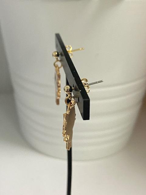 ハンドメイド ねこのチャームのポストピアス 白 < 女性ファッション ハンドメイド ねこのチャームのポストピアス 白 < 女性ファッションの