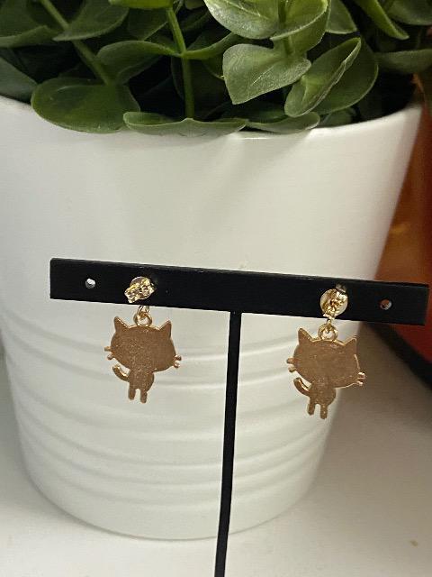 ハンドメイド ねこのチャームのポストピアス 白 < 女性ファッション ハンドメイド ねこのチャームのポストピアス 白 < 女性ファッションの