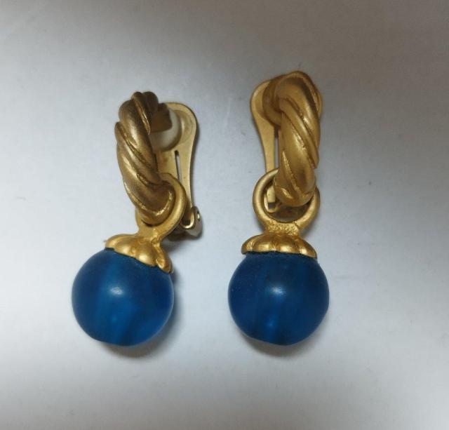 エメラルドグリーンビーズ 彫刻風つや消しゴールド イヤリング < 女性アクセサリー/時計  エメラルドグリーンビーズ 彫刻風つや消しゴールド イヤリング  < 女性アクセサリー/時計の
