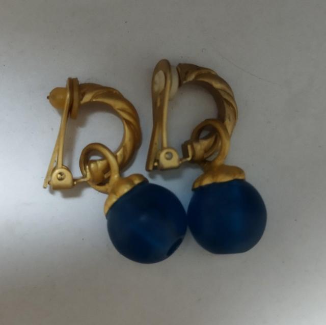 エメラルドグリーンビーズ 彫刻風つや消しゴールド イヤリング < 女性アクセサリー/時計  エメラルドグリーンビーズ 彫刻風つや消しゴールド イヤリング < 女性アクセサリー/時計の