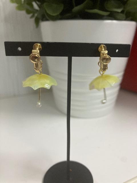 ハンドメイド 傘のチャームを使用したイヤリング < 女性ファッション  ハンドメイド 傘のチャームを使用したイヤリング < 女性ファッションの