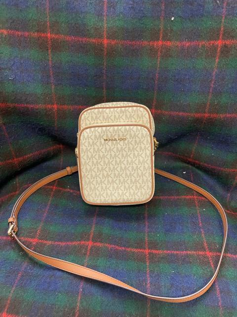 MICHAEL Michael Kors(マイケル・マイケル・コース)ジェットセットトラベル ミディアム ロゴ クロスボディバッグ < ブランド MICHAEL Michael Kors(マイケル・マイケル・コース)ジェットセットトラベル ミディアム ロゴ クロスボディバッグ < ブランドの