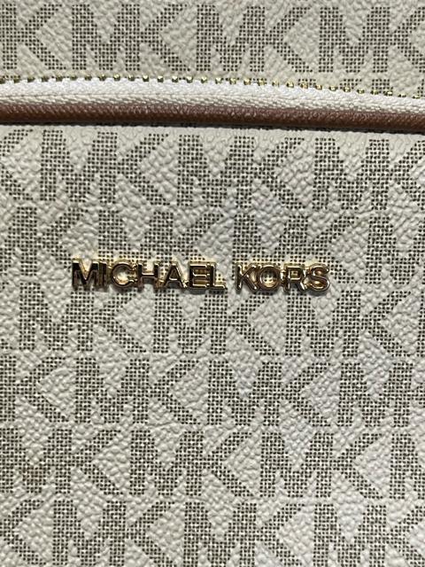 MICHAEL Michael Kors(マイケル・マイケル・コース)ジェットセットトラベル ミディアム ロゴ クロスボディバッグ < ブランド MICHAEL Michael Kors(マイケル・マイケル・コース)ジェットセットトラベル ミディアム ロゴ クロスボディバッグ < ブランドの