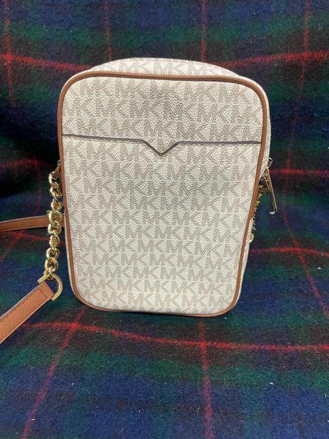 MICHAEL Michael Kors(マイケル・マイケル・コース)ジェットセットトラベル ミディアム ロゴ クロスボディバッグ < ブランド MICHAEL Michael Kors(マイケル・マイケル・コース)ジェットセットトラベル ミディアム ロゴ クロスボディバッグ < ブランドの