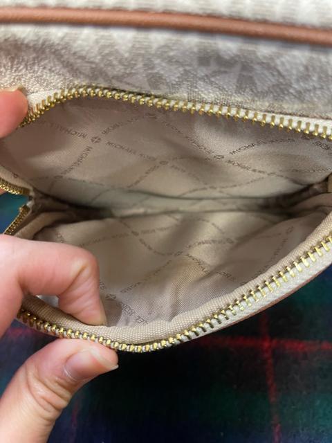 MICHAEL Michael Kors(マイケル・マイケル・コース)ジェットセットトラベル ミディアム ロゴ クロスボディバッグ < ブランド MICHAEL Michael Kors(マイケル・マイケル・コース)ジェットセットトラベル ミディアム ロゴ クロスボディバッグ < ブランドの