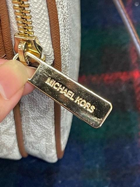 MICHAEL Michael Kors(マイケル・マイケル・コース)ジェットセットトラベル ミディアム ロゴ クロスボディバッグ < ブランド MICHAEL Michael Kors(マイケル・マイケル・コース)ジェットセットトラベル ミディアム ロゴ クロスボディバッグ < ブランドの