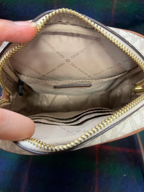 MICHAEL Michael Kors(マイケル・マイケル・コース)ジェットセットトラベル ミディアム ロゴ クロスボディバッグ < ブランド MICHAEL Michael Kors(マイケル・マイケル・コース)ジェットセットトラベル ミディアム ロゴ クロスボディバッグ < ブランドの