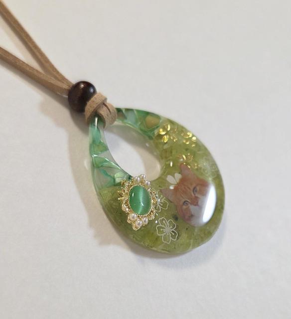 茶ネコペリドットレジンネックレス☆ かわいいペンダント ペリドットレジンネックレス 天然石レジンネックレス 猫 ねこ < 女性ファッション 茶ネコペリドットレジンネックレス☆ かわいいペンダント ペリドットレジンネックレス 天然石レジンネックレス 猫 ねこ < 女性ファッションの