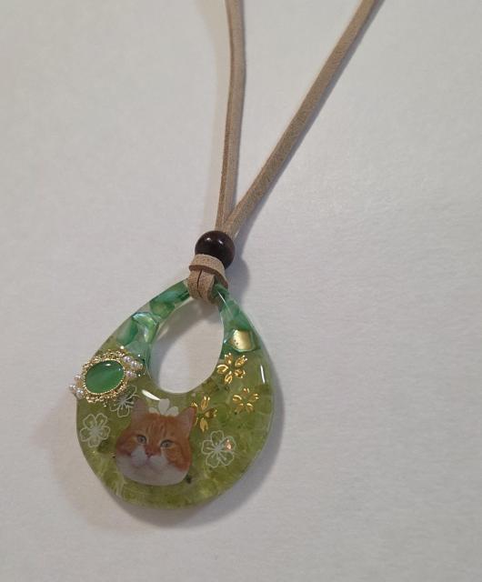 茶ネコペリドットレジンネックレス☆ かわいいペンダント ペリドットレジンネックレス 天然石レジンネックレス 猫 ねこ < 女性ファッション 茶ネコペリドットレジンネックレス☆ かわいいペンダント ペリドットレジンネックレス 天然石レジンネックレス 猫 ねこ < 女性ファッションの