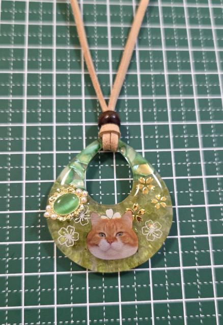 茶ネコペリドットレジンネックレス☆ かわいいペンダント ペリドットレジンネックレス 天然石レジンネックレス 猫 ねこ < 女性ファッション 茶ネコペリドットレジンネックレス☆ かわいいペンダント ペリドットレジンネックレス 天然石レジンネックレス 猫 ねこ < 女性ファッションの