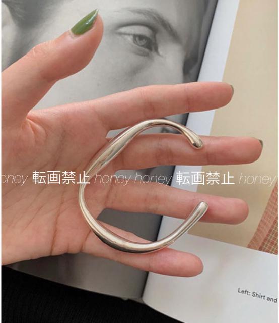 定価2,980円●変形バングル【新品未使用】シルバーカラー●ブレスレット ティアドロップ 雫 < 女性アクセサリー/時計 定価2,980円●変形バングル【新品未使用】シルバーカラー●ブレスレット ティアドロップ 雫 < 女性アクセサリー/時計の