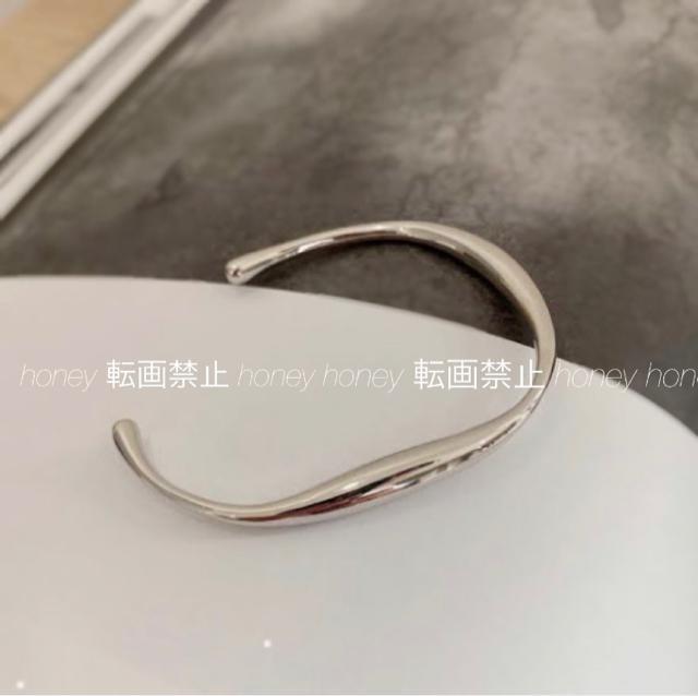 定価2,980円●変形バングル【新品未使用】シルバーカラー●ブレスレット ティアドロップ 雫 < 女性アクセサリー/時計 定価2,980円●変形バングル【新品未使用】シルバーカラー●ブレスレット ティアドロップ 雫 < 女性アクセサリー/時計の