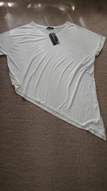 未使用!美品!白のアシンメトリーカットソー < 女性ファッション  未使用!美品!白のアシンメトリーカットソー  < 女性ファッションの