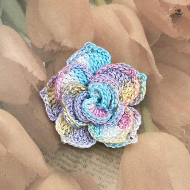 ハンドメイド レース編み バラモチーフのお花ブローチ < 女性ファッション  ハンドメイド レース編み バラモチーフのお花ブローチ  < 女性ファッションの