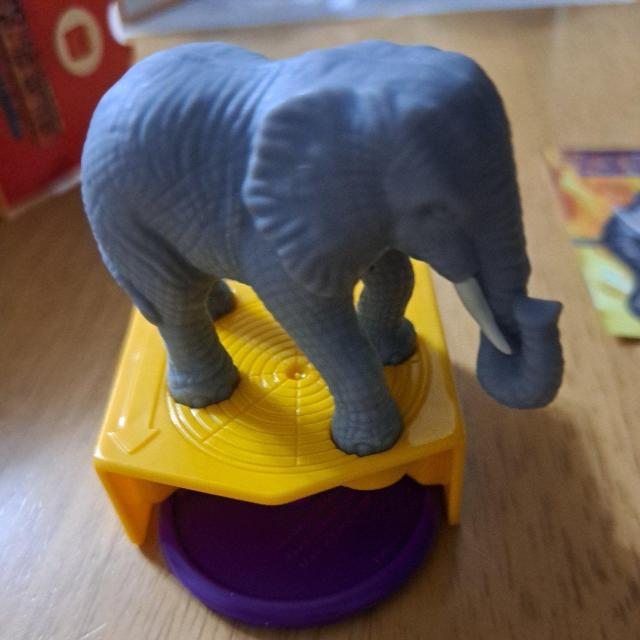 最強王国図鑑(ハッピーセットのおもちゃ) < ホビー  最強王国図鑑(ハッピーセットのおもちゃ) < ホビーの