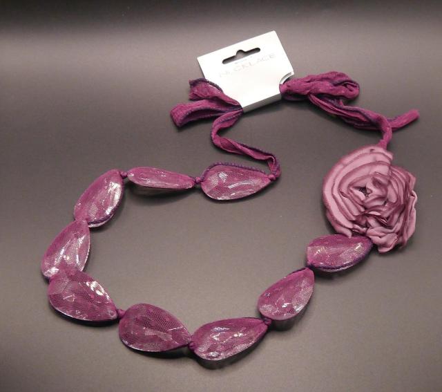 新品アンティーク調 薔薇コサージュ チュールリボン ネックレス 紫系 < 女性アクセサリー/時計  新品アンティーク調 薔薇コサージュ チュールリボン ネックレス 紫系  < 女性アクセサリー/時計の