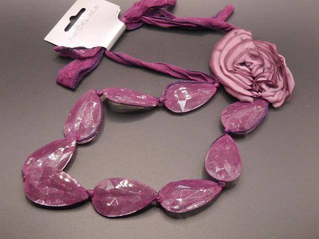 新品アンティーク調 薔薇コサージュ チュールリボン ネックレス 紫系 < 女性アクセサリー/時計  新品アンティーク調 薔薇コサージュ チュールリボン ネックレス 紫系 < 女性アクセサリー/時計の