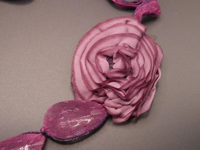 新品アンティーク調 薔薇コサージュ チュールリボン ネックレス 紫系 < 女性アクセサリー/時計  新品アンティーク調 薔薇コサージュ チュールリボン ネックレス 紫系 < 女性アクセサリー/時計の