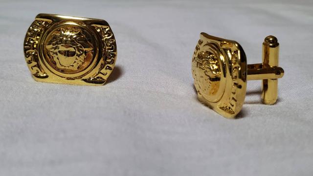 正規レア ヴェルサーチ メデューサロゴ カフス ゴールド ゴシックエンブレムカフリンクス クラシック ラージLボタン < ブランド  正規レア ヴェルサーチ メデューサロゴ カフス ゴールド ゴシックエンブレムカフリンクス クラシック ラージLボタン < ブランドの