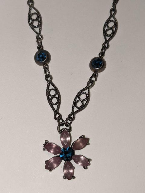 新品 お花 ネックレス スワロフスキー ブルー&紫 < 女性アクセサリー/時計  新品 お花 ネックレス スワロフスキー ブルー&紫  < 女性アクセサリー/時計の