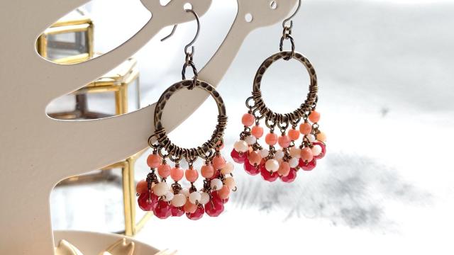 *こっくりカラーのシャンデリアピアス*赤 24010 < 女性ファッション  *こっくりカラーのシャンデリアピアス*赤 24010 < 女性ファッションの