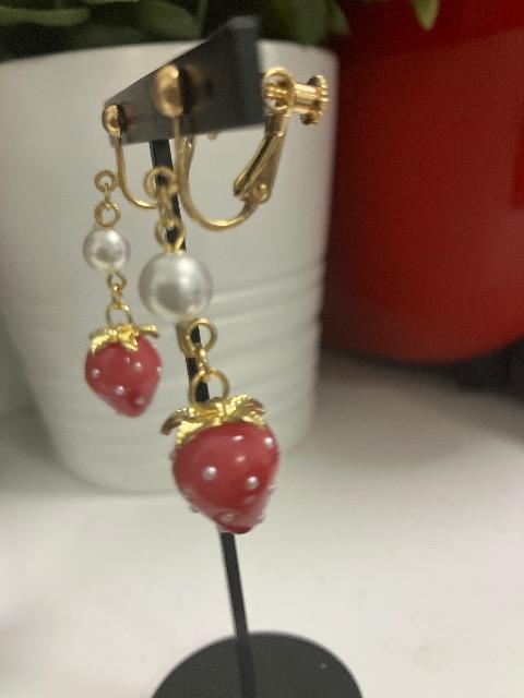 ハンドメイド いちごのチャームを使用したイヤリング < 女性ファッション  ハンドメイド いちごのチャームを使用したイヤリング < 女性ファッションの