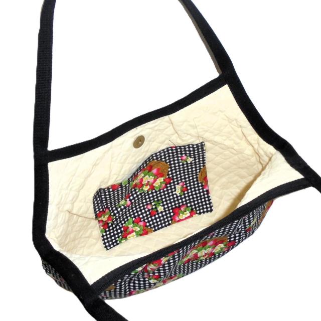 【マチなしグラニーバッグ】◆籠バスケットにイチゴ×黒白チェック地 < 女性ファッション 【マチなしグラニーバッグ】◆籠バスケットにイチゴ×黒白チェック地 < 女性ファッションの