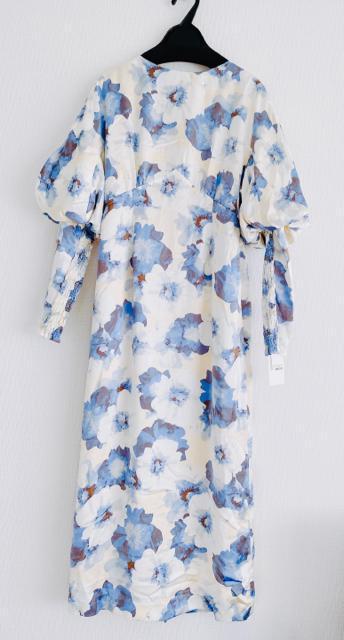 LILYBROWNリリーブラウンぼかし花柄ワンピースフラワードロップショルダーバルーンパフスリーブサテン2wayブルーホワイト青白 < ブランド LILYBROWNリリーブラウンぼかし花柄ワンピースフラワードロップショルダーバルーンパフスリーブサテン2wayブルーホワイト青白 < ブランドの