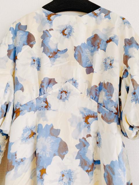 LILYBROWNリリーブラウンぼかし花柄ワンピースフラワードロップショルダーバルーンパフスリーブサテン2wayブルーホワイト青白 < ブランド LILYBROWNリリーブラウンぼかし花柄ワンピースフラワードロップショルダーバルーンパフスリーブサテン2wayブルーホワイト青白 < ブランドの