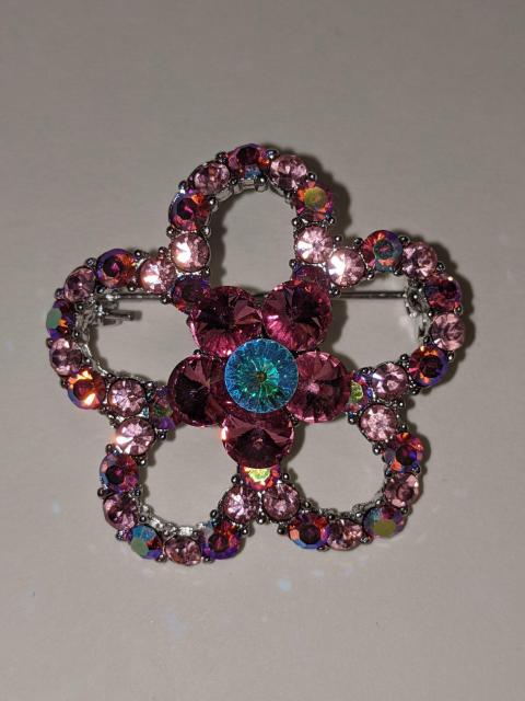 新品 お花 ブローチ ピンク スワロフスキー < 女性アクセサリー/時計  新品 お花 ブローチ ピンク スワロフスキー  < 女性アクセサリー/時計の