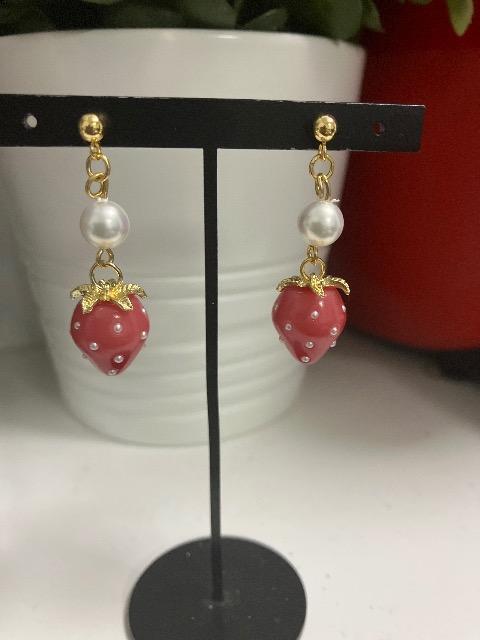ハンドメイド いちごのチャームを使用したピアス < 女性ファッション  ハンドメイド いちごのチャームを使用したピアス  < 女性ファッションの