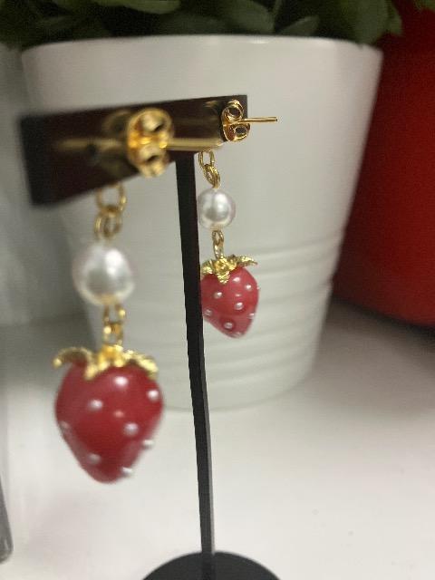 ハンドメイド いちごのチャームを使用したピアス < 女性ファッション  ハンドメイド いちごのチャームを使用したピアス < 女性ファッションの