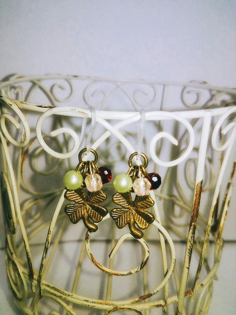 金古美クローバーチェコモンタナルビーパール樹脂フック☆ < 女性アクセサリー/時計  金古美クローバーチェコモンタナルビーパール樹脂フック☆  < 女性アクセサリー/時計の