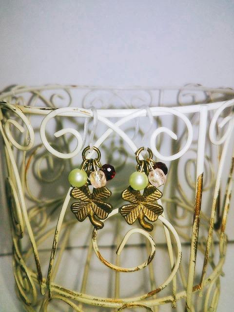 金古美クローバーチェコモンタナルビーパール樹脂フック☆ < 女性アクセサリー/時計  金古美クローバーチェコモンタナルビーパール樹脂フック☆ < 女性アクセサリー/時計の