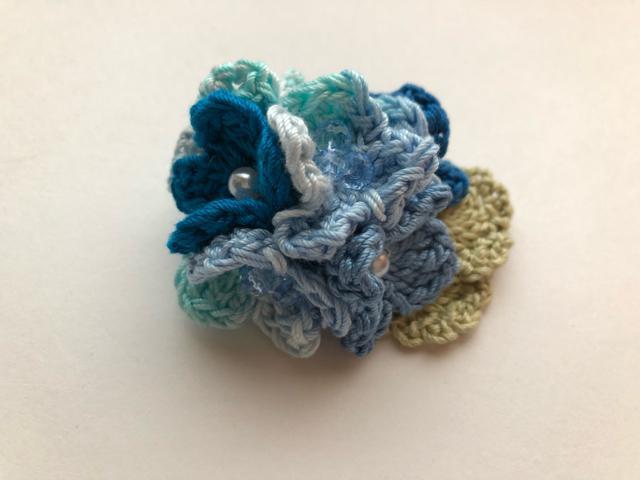 ハンドメイド ブローチ ブルーの紫陽花♪ コットン ガーリー < 女性ファッション  ハンドメイド ブローチ ブルーの紫陽花♪ コットン ガーリー < 女性ファッションの