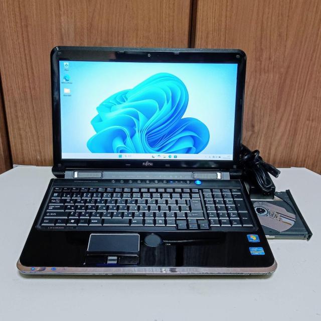 FUJITSU LIFEBOOK Corei7 ������8GB SSD256GB �m�[�g�p�\�R�� Windows Web�J���� �� PC�{��/���Ӌ@��� 