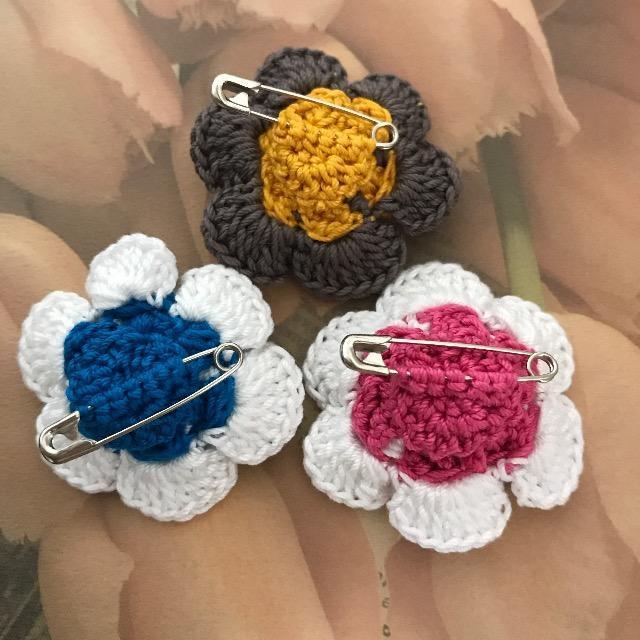 ハンドメイド♪レース編み 花びらがカールしたお花モチーフのブローチ < 女性ファッション  ハンドメイド♪レース編み 花びらがカールしたお花モチーフのブローチ < 女性ファッションの