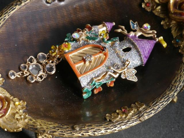 新品アンティーク調ラメ入り天使とお空のお城ブローチ < 女性アクセサリー/時計  新品アンティーク調ラメ入り天使とお空のお城ブローチ < 女性アクセサリー/時計の