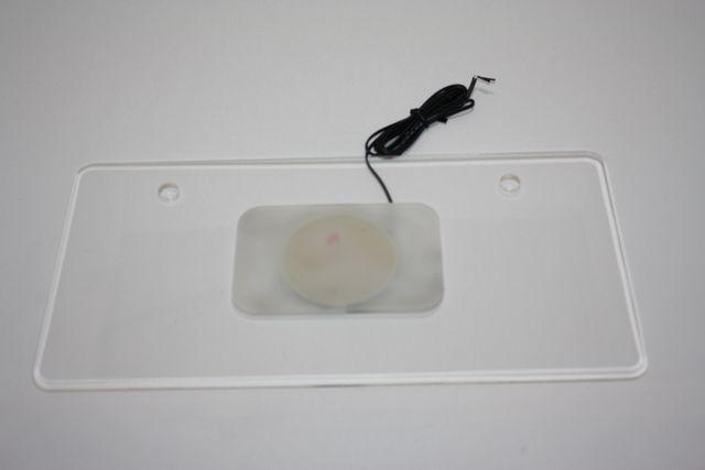 3�F����I�� LED�i���o�[�v���[�g�A�N�����v���[�g �� ������/�o�C�N