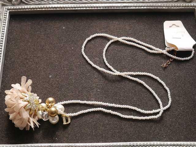 新品 アンティーク調ベージュコサージュロングネックレス < 女性アクセサリー/時計  新品 アンティーク調ベージュコサージュロングネックレス  < 女性アクセサリー/時計の