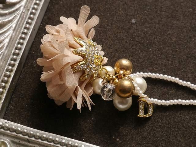 新品 アンティーク調ベージュコサージュロングネックレス < 女性アクセサリー/時計  新品 アンティーク調ベージュコサージュロングネックレス < 女性アクセサリー/時計の