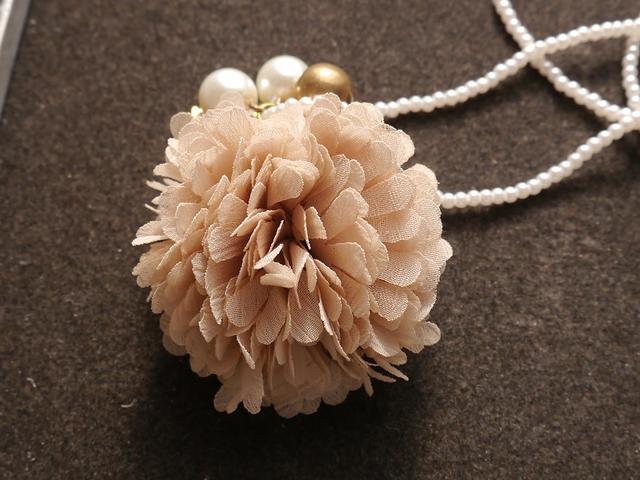 新品 アンティーク調ベージュコサージュロングネックレス < 女性アクセサリー/時計  新品 アンティーク調ベージュコサージュロングネックレス < 女性アクセサリー/時計の