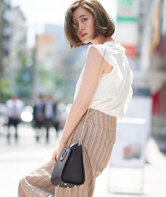 限定SALE●定価4,212円【新品タグ付き】肩フリルノースリーブブラウス●白ホワイト < ブランド  限定SALE●定価4,212円【新品タグ付き】肩フリルノースリーブブラウス●白ホワイト < ブランドの