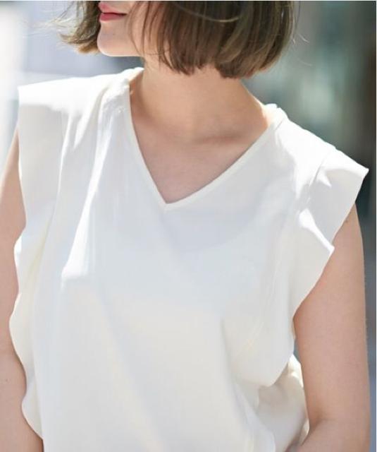 限定SALE●定価4,212円【新品タグ付き】肩フリルノースリーブブラウス●白ホワイト < ブランド  限定SALE●定価4,212円【新品タグ付き】肩フリルノースリーブブラウス●白ホワイト < ブランドの