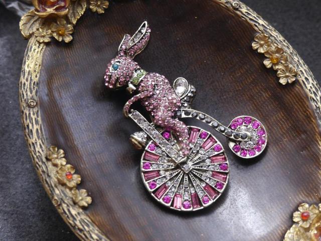 新品アンティーク調きらきらストーン自転車に乗るウサギうさぎさんブローチ  大きめ < 女性アクセサリー/時計  新品アンティーク調きらきらストーン自転車に乗るウサギうさぎさんブローチ  大きめ  < 女性アクセサリー/時計の