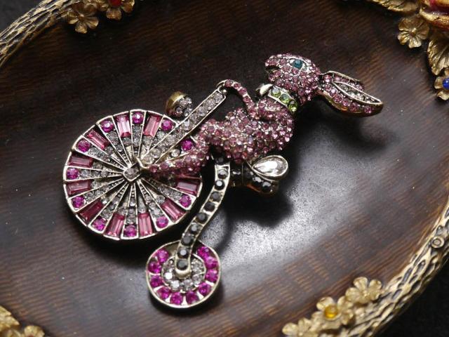 新品アンティーク調きらきらストーン自転車に乗るウサギうさぎさんブローチ  大きめ < 女性アクセサリー/時計  新品アンティーク調きらきらストーン自転車に乗るウサギうさぎさんブローチ  大きめ < 女性アクセサリー/時計の