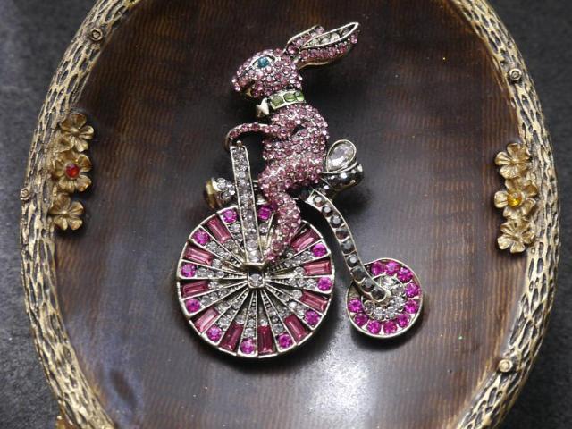 新品アンティーク調きらきらストーン自転車に乗るウサギうさぎさんブローチ  大きめ < 女性アクセサリー/時計  新品アンティーク調きらきらストーン自転車に乗るウサギうさぎさんブローチ  大きめ < 女性アクセサリー/時計の