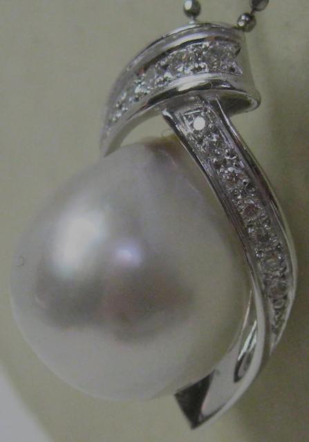 極美品 Pt900プラチナ ペンダント南洋パール 真珠15ミリダイヤ0.25ct < 女性アクセサリー/時計 極美品 Pt900プラチナ ペンダント南洋パール 真珠15ミリダイヤ0.25ct < 女性アクセサリー/時計の